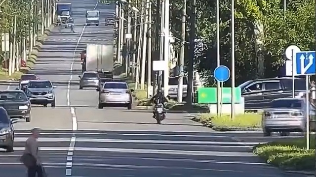 [動画0:36] 車に弾き飛ばされる女性ライダー、衝撃の事故映像が公開される