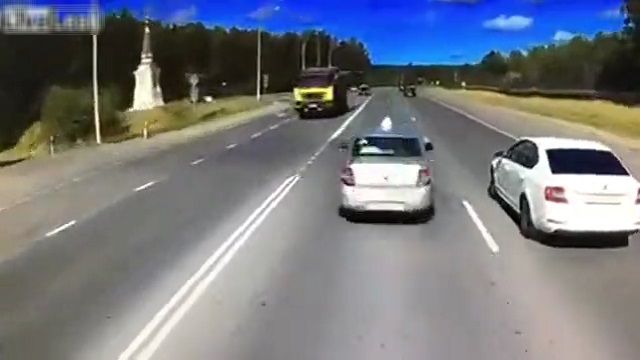 [動画0:26] 自動車教習車、トラックに潰される