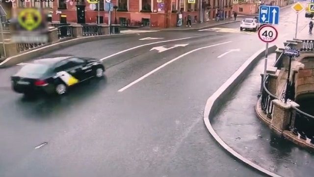 [動画0:12] タクシードライバーさん、飲酒運転で大事故を起こす