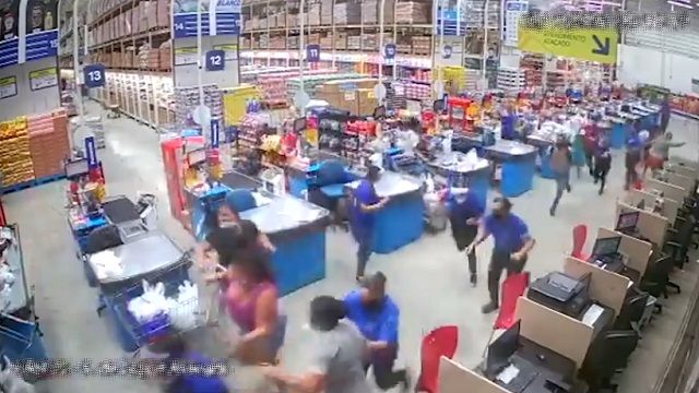 [動画1:42] スーパーマーケットがパニック、棚が倒壊する