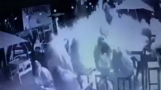 [動画0:54] バーで爆発、19歳の女性が犠牲に・・・