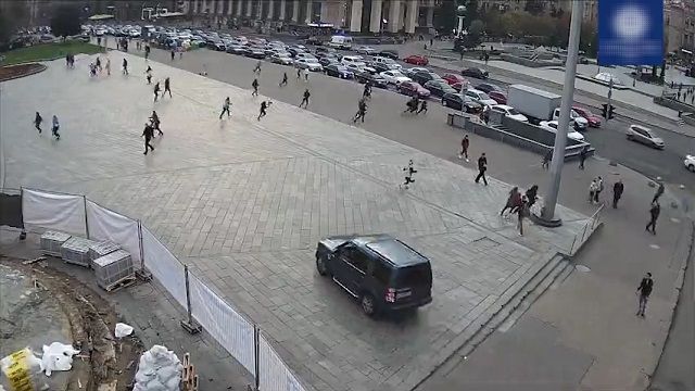 [動画0:33] 車が広場を暴走・・・！カメラに映った悲惨な事故