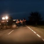 [動画0:15]これは避けられない・・・！夜道に突然現れたトラクター・・・