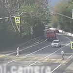 [動画0:18]横断歩道を渡る二人の男性、どちらがはねられる…？