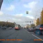 [動画0:16]トラムが通る道路で追越かける車、危うく歩行者をはねそうになる