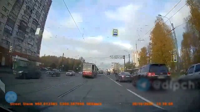 [動画0:16]トラムが通る道路で追越かける車、危うく歩行者をはねそうになる