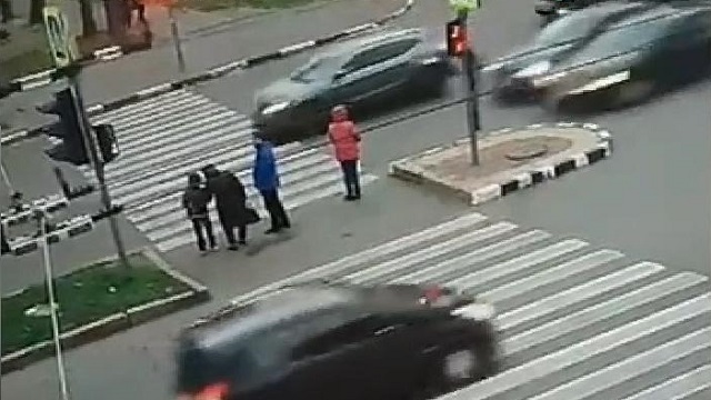 [動画0:11]横断歩道の安全地帯、安全じゃなかった