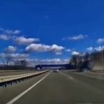 [動画0:23] 高速道路を走行中のトラックのタイヤがバースト・・・！衝撃の事故の瞬間