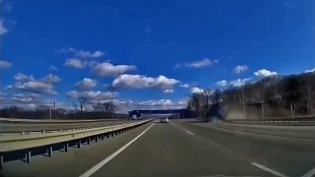[動画0:23]高速道路を走行中のトラックのタイヤがバースト・・・！衝撃の事故の瞬間