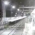 [動画0:17]踏切に入ったトラックに列車が衝突・・・！