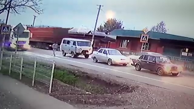 [動画0:18]道路上で停まった車から飛び出す男性、後続のトラックにはねられる