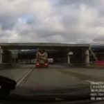 [動画0:14]ミキサー車がコンクリート梁に接触した結果・・・、とんでもない事故に・・・