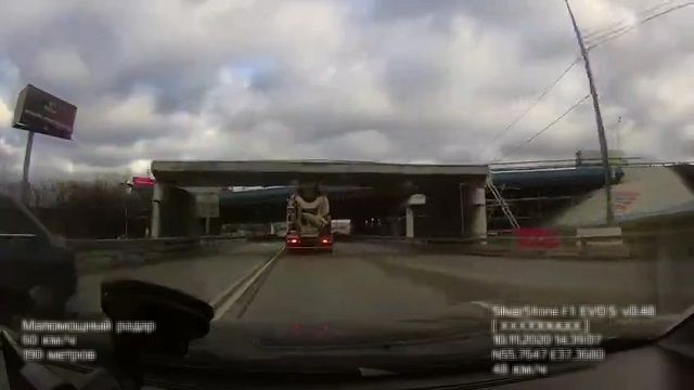 [動画0:14]ミキサー車がコンクリート梁に接触した結果・・・、とんでもない事故に・・・