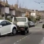 [動画0:20] レッカー車を使った車泥棒、雑過ぎる犯行映像