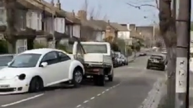 [動画0:20]レッカー車を使った車泥棒、雑過ぎる犯行映像