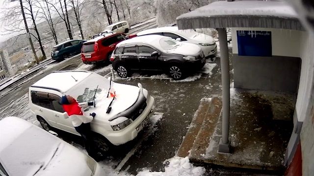 [動画0:32]雪下ろし中の車にとんでもないものが直撃・・・！