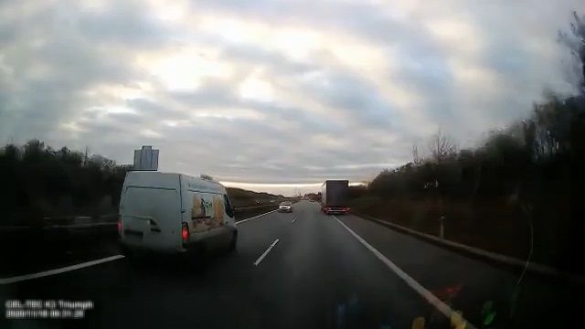 [動画0:51]高速道路を逆走した高齢女性、正面衝突の瞬間が・・・
