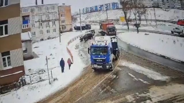 [動画0:43]トラックドライバーさん、歩行者を渡らせた上で轢く