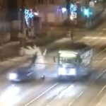 [動画0:12]トラムを降りた男性、車にはねられた結果…