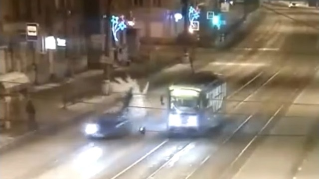 [動画0:12]トラムを降りた男性、車にはねられた結果…