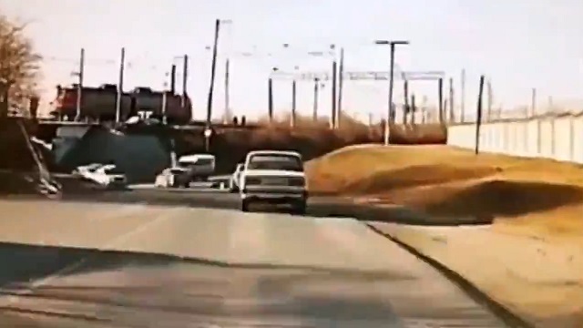 [動画0:31]突然、車が横転・・・！原因は・・・