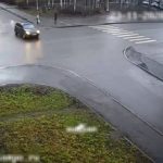 [動画0:22]幹線道路を走行する自転車、交差点で車と接触