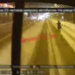 [動画0:15]視界不良の中を走行するバス、横断歩道で歩行者を轢く