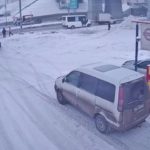 [動画0:48]道路を横断する男性、タンクローリーに轢かれる