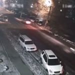 [動画1:42]タクシー、警察が追跡する車の逃走を阻止