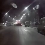 [動画0:37]乗用車とミニバスが衝突した結果、双方が路駐に衝突