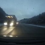 [動画0:23]凍結した道路を155km/hで走行した結果