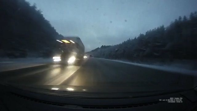 [動画0:23]凍結した道路を155km/hで走行した結果