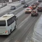 [動画0:31]バスが三台の車を巻き込む事故の瞬間