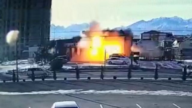 [動画0:19]武器店が爆破される衝撃の瞬間・・・！