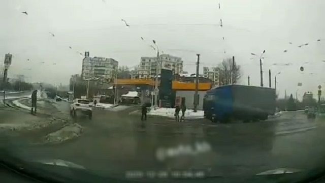 [動画0:54]歩行者が死角に・・・？トラックに轢かれる映像
