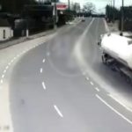 [動画0:35]LPガスのタンクローリーが横転・・・！住民が避難する事態に