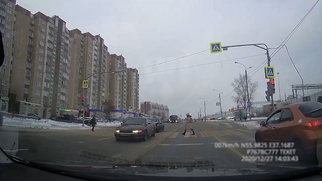 [動画1:33]横断歩道で追突事故、その後の行動が・・・