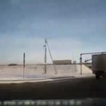 [動画0:20]高さ制限ゲートを問題なく通過したトラック、まさかの事態に・・・