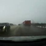 [動画1:15]前を走行する車が対向車と衝突・・・！衝撃の事故映像
