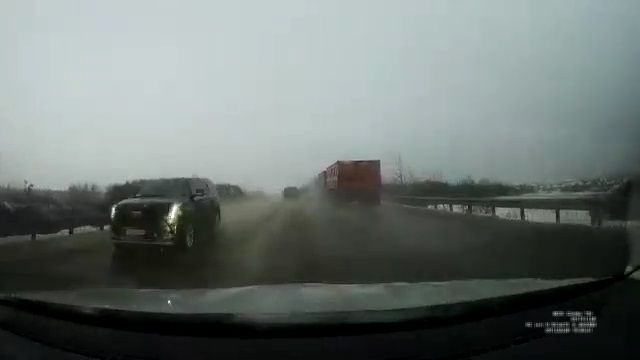 [動画1:15]前を走行する車が対向車と衝突・・・！衝撃の事故映像