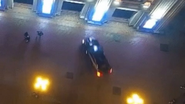 [動画0:27]盗難車で劇場に激突・・・！