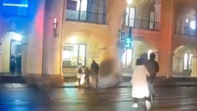 [動画0:10]横断歩道の歩行者の足元で突然の爆発・・・！