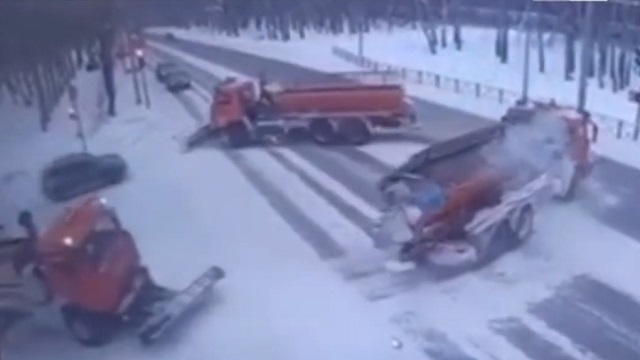 [動画0:14]医師、除雪車に突っ込む