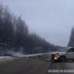 [動画0:17]雪道で制御不能に・・・、正面衝突の瞬間