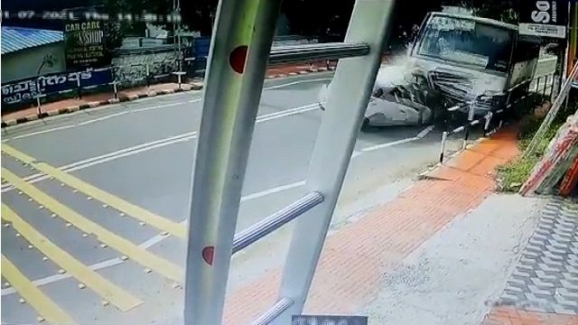 [動画0:39] 逆走する車、バスに正面から突っ込む