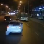 [動画0:15]タクシー、発進したトロリーバスを避けた結果