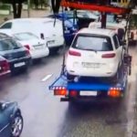 [動画0:16]レッカー車が狭い道路で木に接触した結果