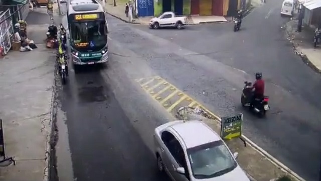 [動画0:27]すり抜けバイクが転倒、バスに轢かれて死亡