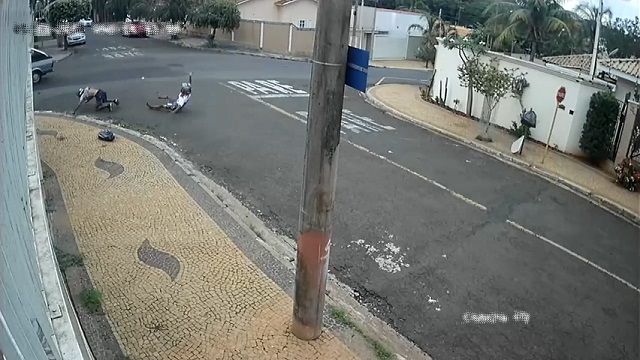 [動画0:52] 警察から逃走するバイク、車に吹っ飛ばされる