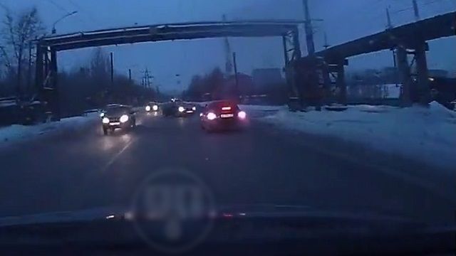 [動画0:23]直進車と左折車が交差点事故、四台を巻き込む大事故の瞬間